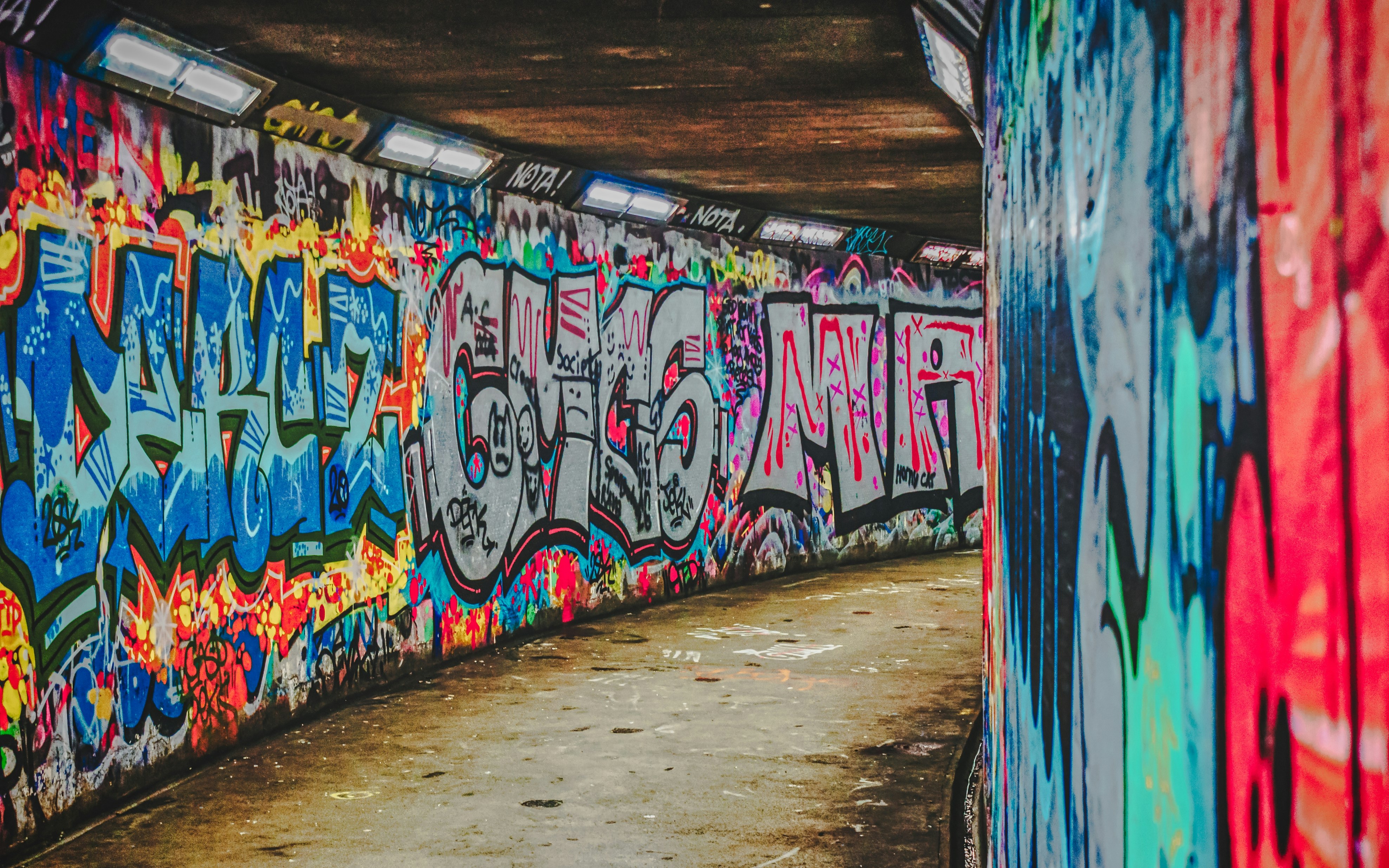 graffiti on wall during daytime